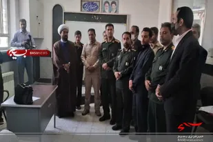 توزیع بسته های لوازم التحریر در شهر بین دانش آموزان نیازمند