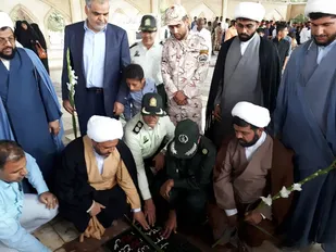 غباروبی قبور مطهر شهیدان میناب در هفته بسیج دانش آموزی