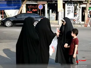 صدها شاخه گل و ماسک در بین بانوان میانه ای توزیع شد