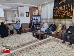 دیدار بسیجیان قمی با خانواده شهیدمحمد صالحه و شهیده&zwnj;زهرا حسنی
