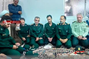 حضور فرمانده سپاه قم در منزل شهید بسیجی مدافع امنیت