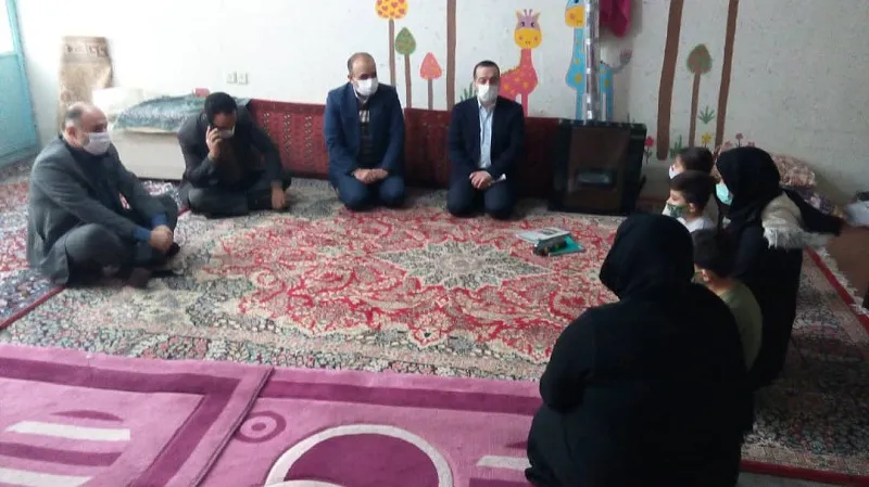 دیدار رئیس سازمان برنامه و بودجه استان تهران با چهار خانواده تحت حمایت کمیته امداد