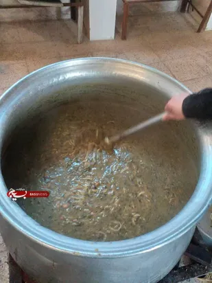 پخت و توزیع آش نذری در محله مسکن مهر گرمسار انجام شد