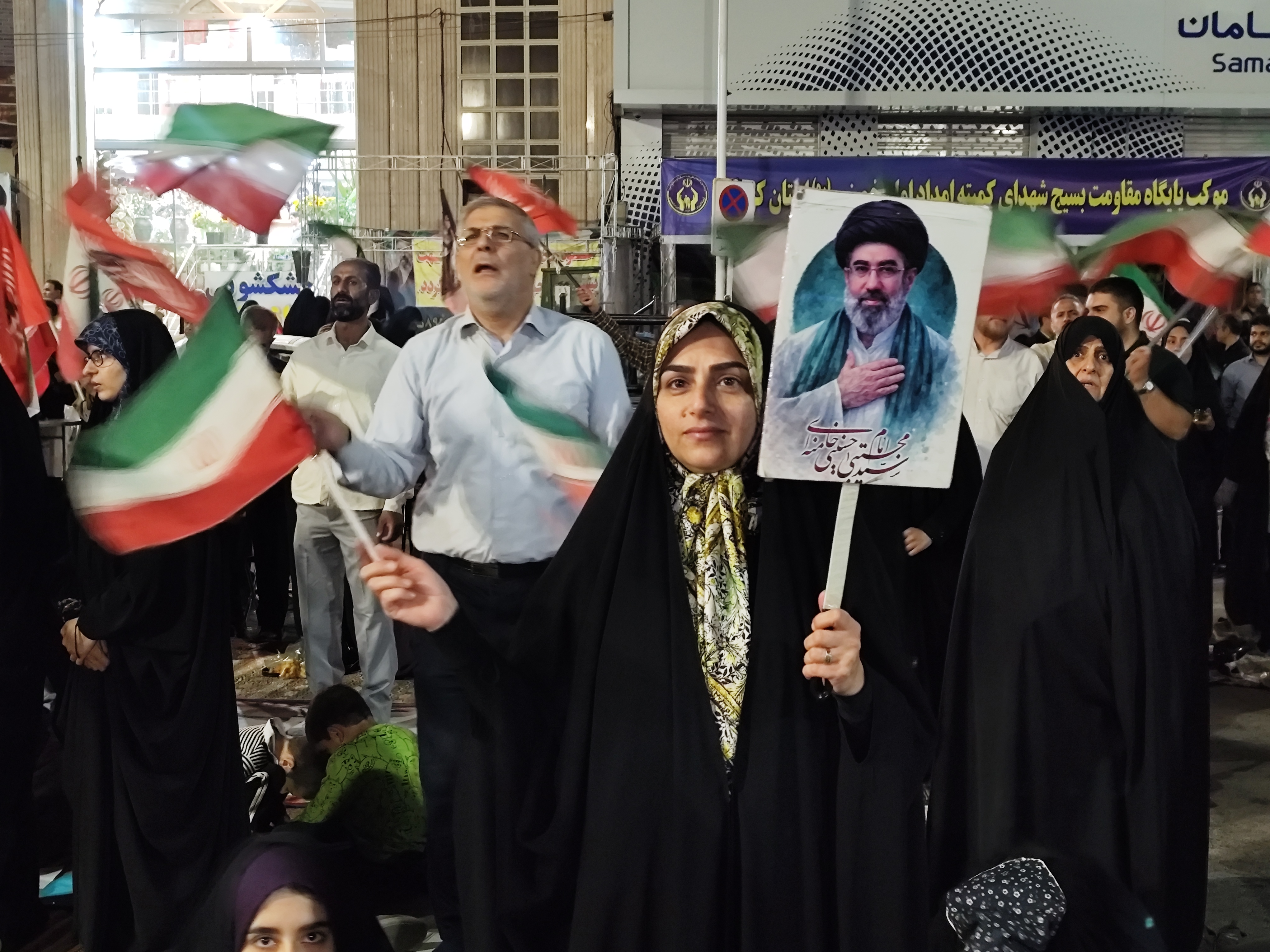 رقص پرچم ایران در میدان کوثر؛ روایت عشق و ایستادگی مردم + تصاویر رقص پرچم ایران در میدان کوثر؛ روایت عشق و ایستادگی مردم + تصاویر