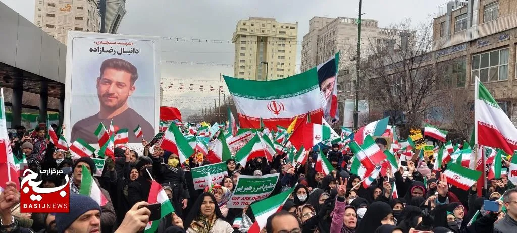 ملت ایران باز هم دشمنانش را مات و مبهوت کرد/حضور معنادار مردم و خانواده شهدا در جشن ۴۴ سالگی انقلاب + (عکس و فیلم)