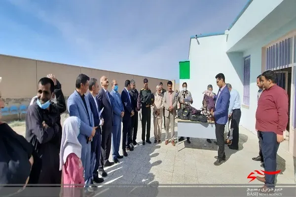 توزیع ۱۰۰ بسته لوازم‌ التحریر بین دانش‌آموزان نیازمند نیمروز