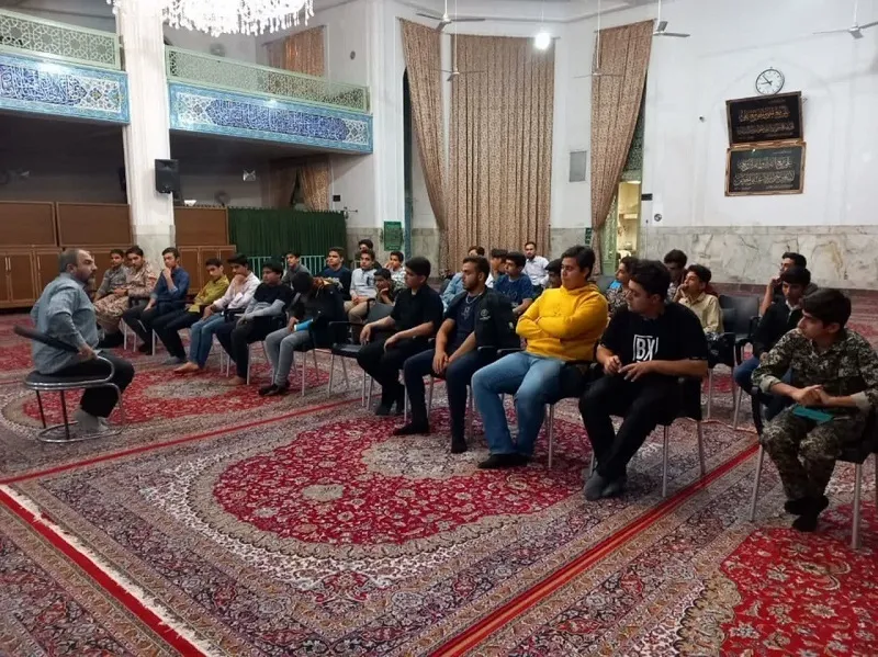 جلسه عقیدتی با حضور بسیجیان وپایوران گردان ۱۱۷ امام حسین(علیه السلام) در مسجد محقق آران وبیدگل برگزار گردید.