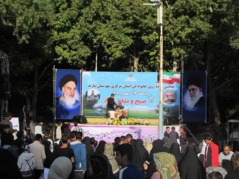 همایش بزرگ  پیاده روی خانوادگی به مناسبت هفته ناجا در شهرستان شازند برگزار گردید