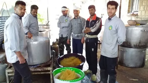 توزیع لوازم ضروری در بین سیل زدگان