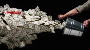 عقب نشینی دلار آمریکا به نفع بیت کوین و طلا