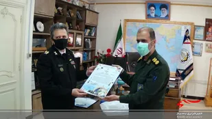 اهدای لوح سپاس فرمانده سپاه کربلا به فرمانده دانشگاه نیروی دریایی امام نوشهر + تصاویر
