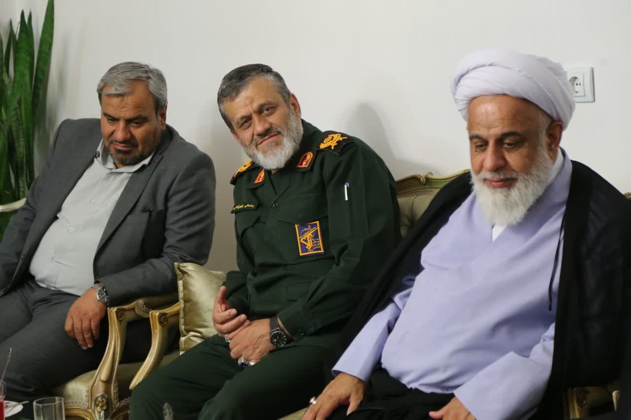 دیدار فرمانده سپاه استان قزوین با خانواده معظم شهید صیادی + تصاویر دیدار فرمانده سپاه استان قزوین با خانواده معظم شهید صیادی + تصاویر