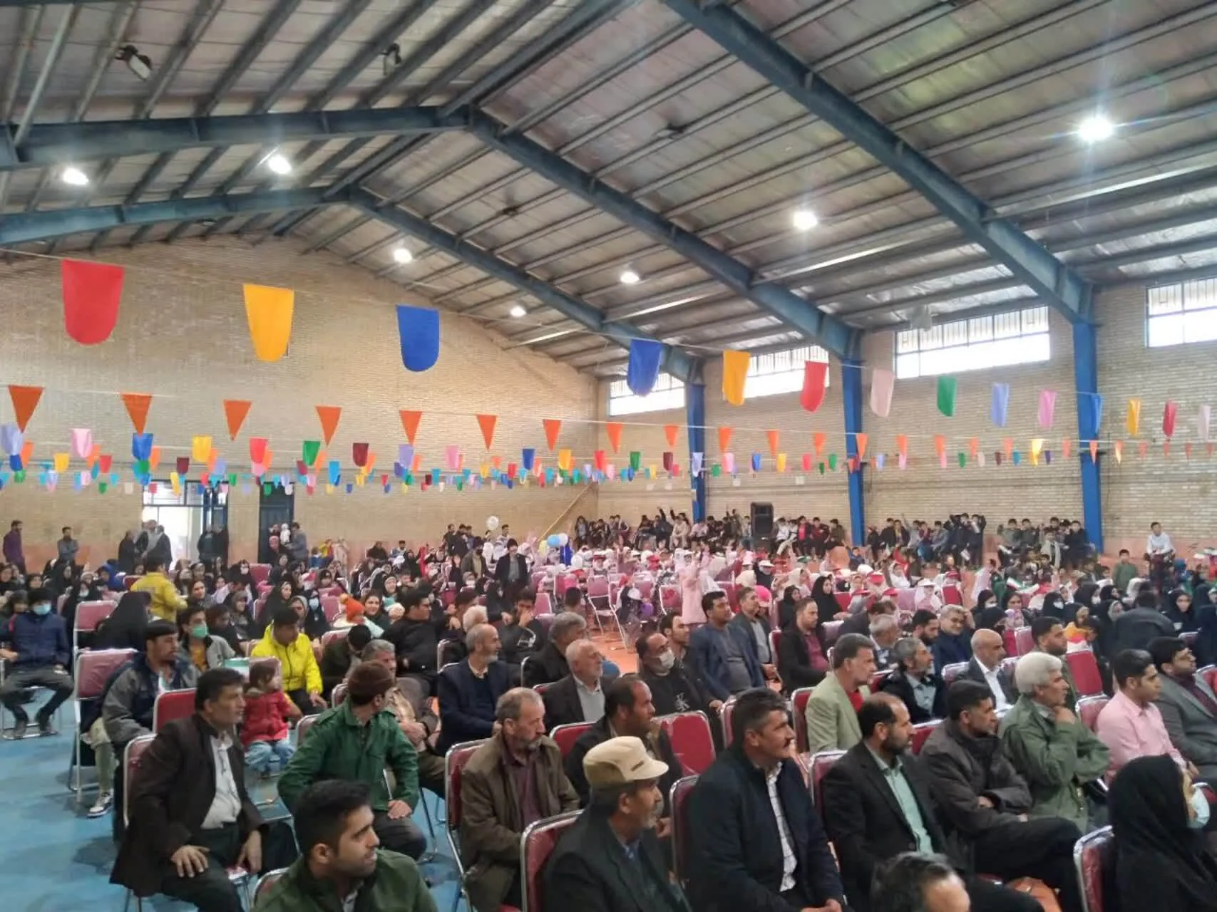 جشن بزرگ انقلاب در سالن ورزشی شهید تاجیک روستای طارند