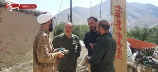 همه با هرلباس و مسئولیتی در کنار مردم سیل زده