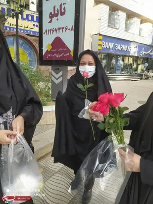 تجلیل بسیجیان از بانوان محجبه در شاهرود+ تصاویر
