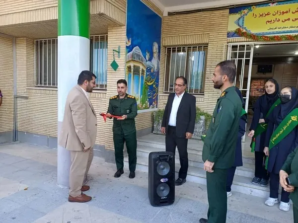 نواخته شدن زنگ انقلاب به مناسبت هفته دفاع مقدس مدرسه آفرینش جم