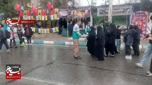 خادمین صالح آباد به زائرین مزار شهید سلیمانی در کرمان خدمت&zwnj;رسانی می کنند