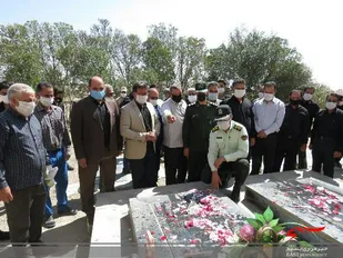 گلباران و عطرافشانی مزار شهدای روستای تبرته با حضور مسئولان فراهان