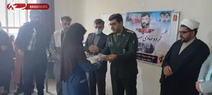 اهدای چادر توسط سپاه ناحیه گچساران به دانش آموزان علاقه مند به حجاب