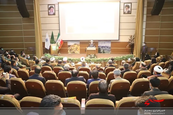 مردم همچون کوهی استوار در برابر دشمن ایستادگی کرده‌اند