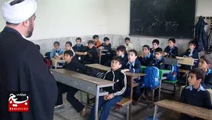 گفتگوی بسیج با یک مربی برتر عقیدتی سیاسی که هم زبان تدریس می&zwnj;کند و هم پای کار ارائه آموزش به کودکان است