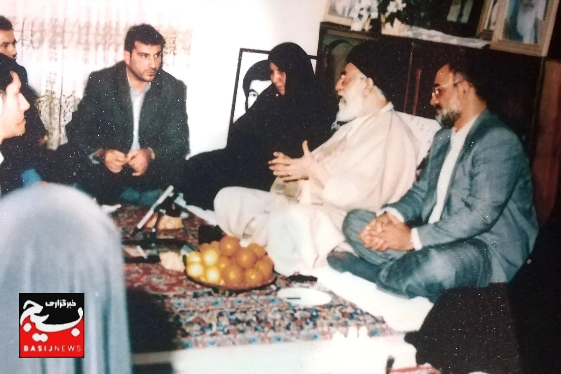 من خاک پای رهبر هستم