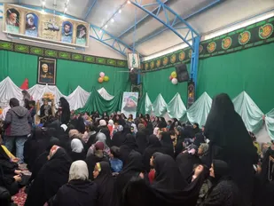 اجتماع باشکوه جمعی از بانوان انقلابی بمناسبت دهه فجر در حسینیه ثارالله شهر تفت