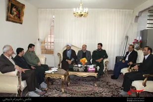 دیدار مسئولان شهرستان ملایر با خانواده&zwnj;های شهدای انقلاب