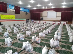 توزیع ۳۰۰ بسته معیشتی کمک مومنانه بسیج در گچساران