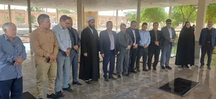 غبارروبی مزار شهدای هویزه در هفته جهاد کشاورزی با حضور مسئولان شهرستان