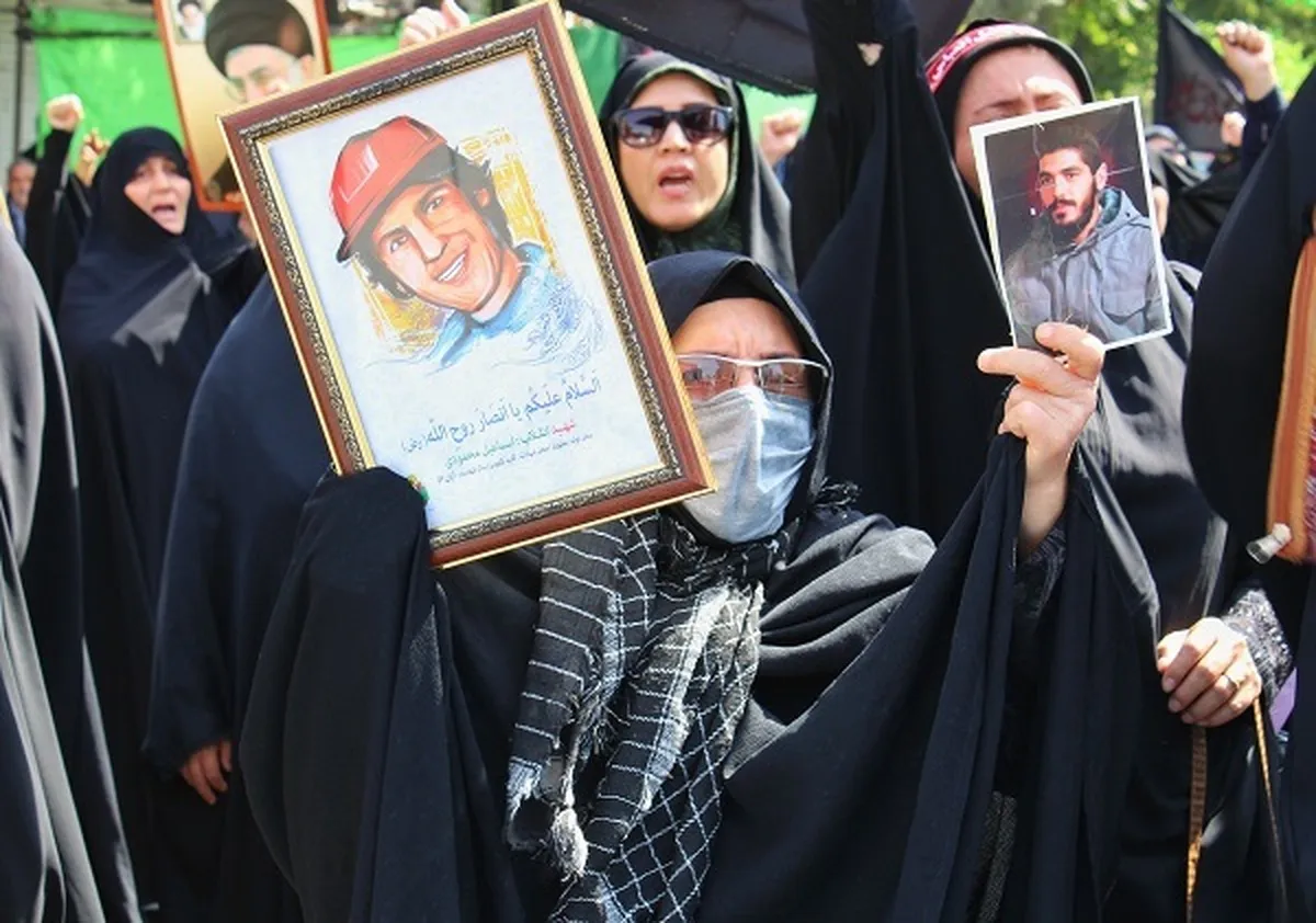 بانوان شرکت کننده در تجمع ضد اغتشاشات اخیر در بجنورد
آمده ایم بگوییم پای نظام و آرمان های شهدا می مانیم / توهین به مقدسات و چادر فاطمی را بر نمی تابیم