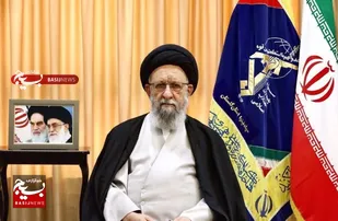 ارتش و سپاه مثل دو برادر در مقابل دشمنان نظام جمهوری اسلامی ایستاده&zwnj;اند/  پاسداران در بیرون مرز&zwnj;ها نسبت به آرمان انقلاب انجام وظیفه کرده اند