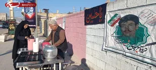پذیرایی گروه های جهادی از مردم در آیین استقبال از شهدای گمنام در باشت + (تصاویر)