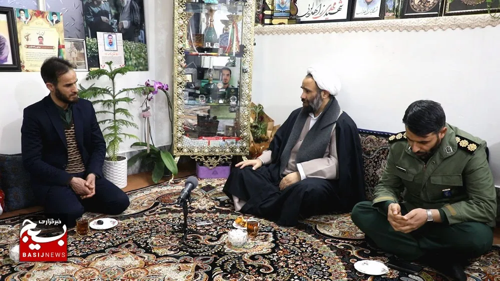 مسئولان سپاه استان قم از خانواده شهید زاهدلویی تقدیر کردند