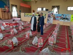توزیع ۳۰۰ بسته غذایی در بخش طغرالجرد کوهبنان توسط قرارگاه فرهنگی اجتماعی سردار شهید ماشاءالله رشیدی
