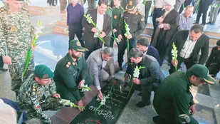 شهداءشوشتردراولین روز ازهفته دفاع مقدس غبار روبی وعطرافشانی شد