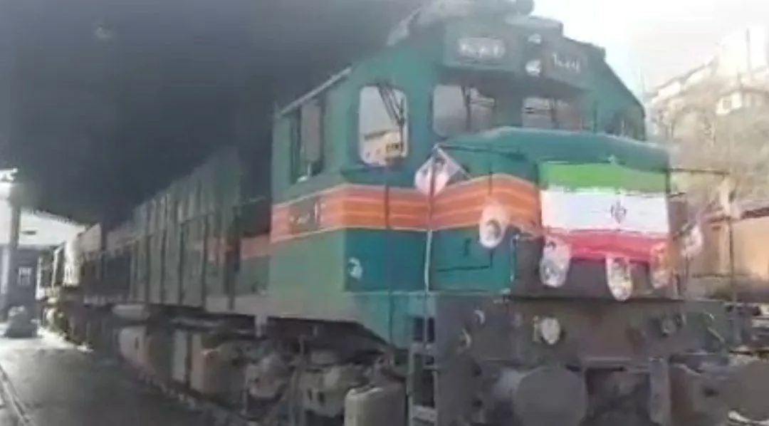 به صدا درآمدن سوت قطارها همزمان با آغاز دهه مبارک فجر در ایستگاه راه آهن شهر فیروزکوه