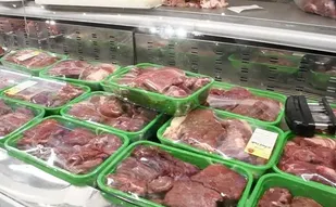 توزیع گوشت قرمز تنظیم بازاری در فروشگاه های معتبر و زنجیره ای تبریز