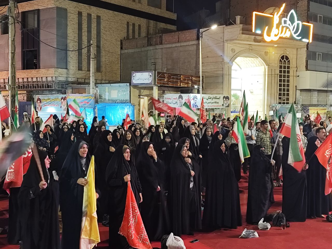 رقص پرچم ایران در میدان کوثر؛ روایت عشق و ایستادگی مردم + تصاویر رقص پرچم ایران در میدان کوثر؛ روایت عشق و ایستادگی مردم + تصاویر