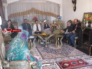 دیدار هنرمندان بسیجی با خانواده شهدای بروجن