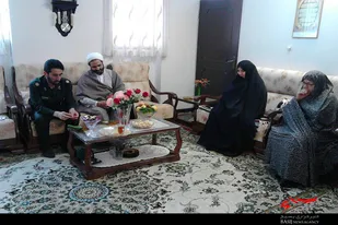 دیدار مسئول نمایندگی ولی فقیه سپاه ملایر با خانواده شهید &laquo;صارمی&raquo;