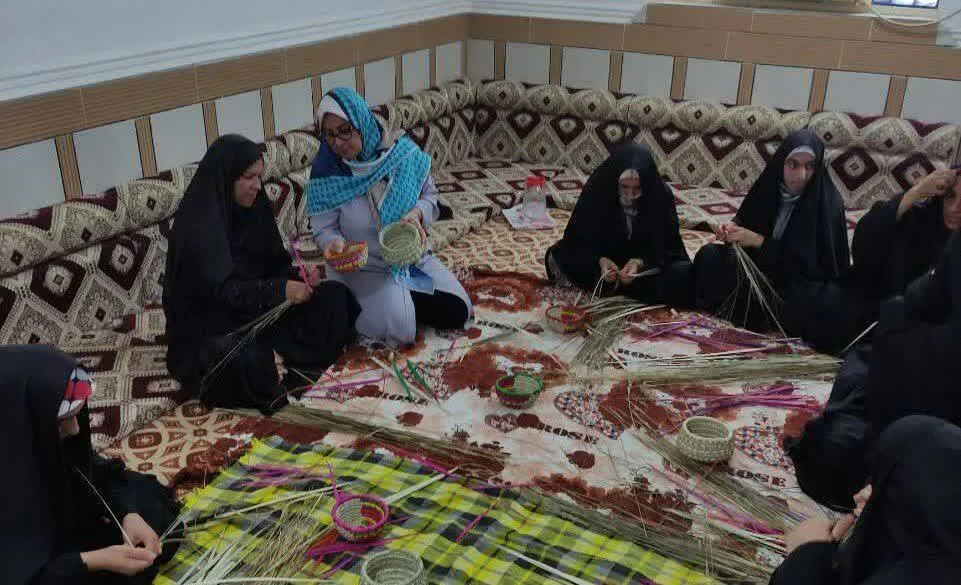 آموزش حصیربافی به زنان بی سرپرست در روستاها توسط کانون بسیج هنرمندان شادگان