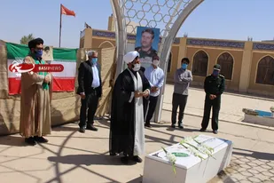جمعی از کارکنان بسیجی دانشگاه مزار شهید گمنام دانشگاه میبد غبار رویی شد