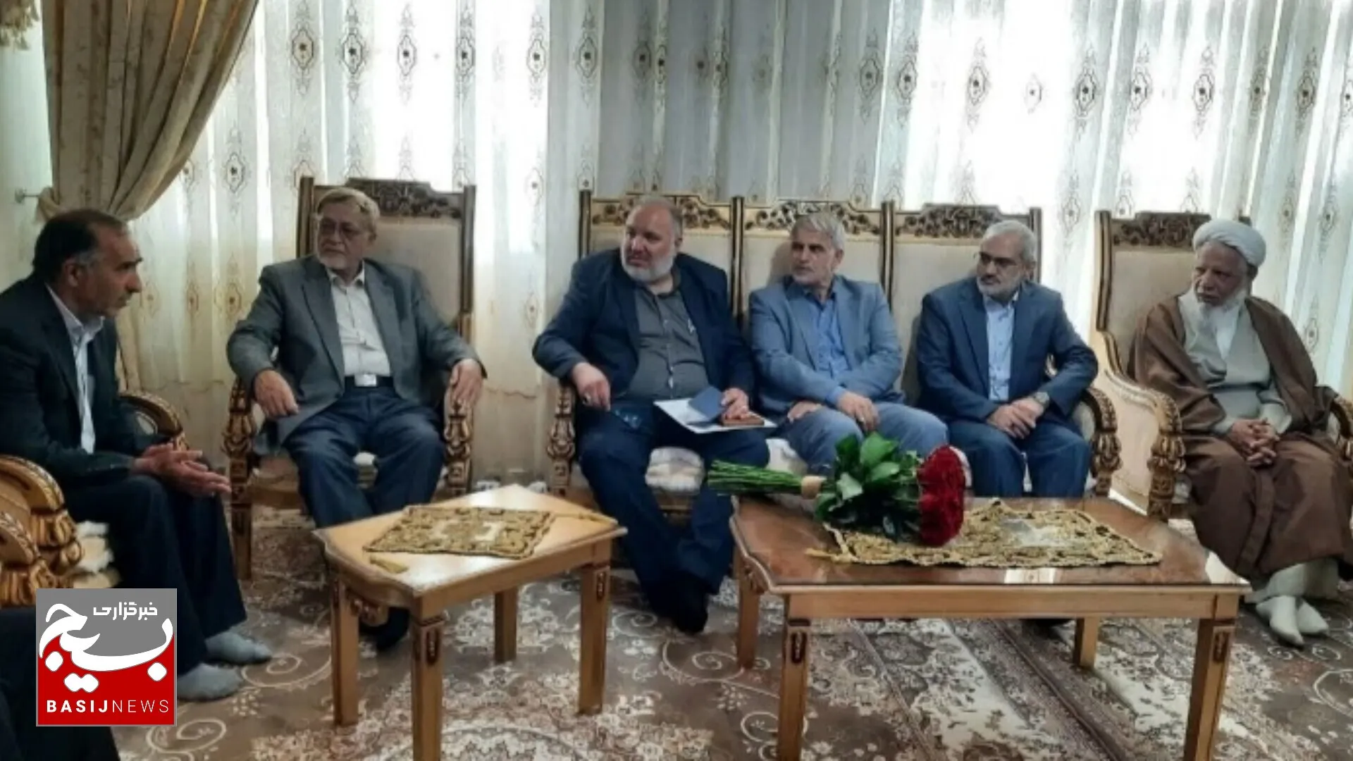 معاون پارلمانی رئیس جمهور با خانواده شهید صفری در پاکدشت دیدار کرد