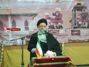 امریکا و استکبار از راه تهی نمودن فرهنگ به نفوذ و از خود بیگانگی ملتها می پردازند