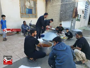 پخت و توزیع غذای گرم در روستای کریم آباد شهرستان هندیجان