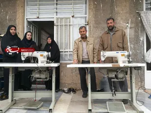 تحویل ۲ دستگاه چرخه خیاطی به کارگاه تولیدی بانوان شهرک شهید بهشتی شاهرود+تصاویر
