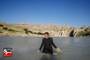 معلم عشایری که برای دانش آموزانش از آب هم می گذرد
+فیلم