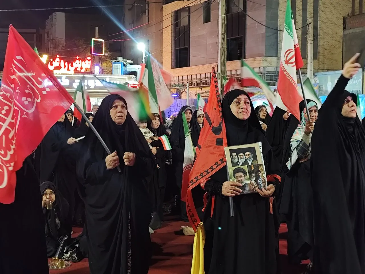 رقص پرچم ایران در میدان کوثر کرمان 