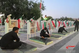غبار روبی مزار شهدا در آستان مقدس امامزاده سیدحمزه(ع) با حضور طلاب بسیجی